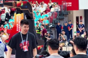 18年詹姆斯加盟湖人后首回克城，骑士球迷呼吁：我们想念你！